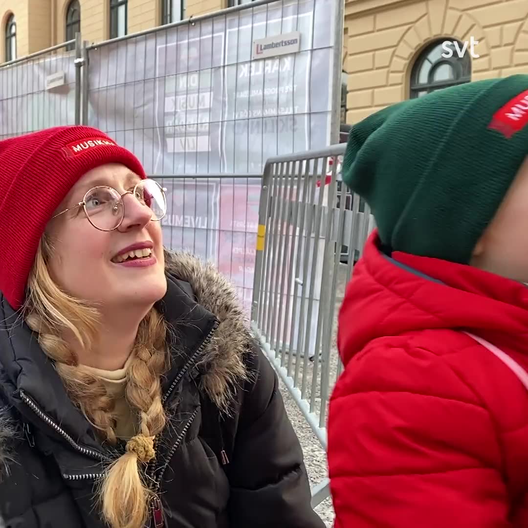 Zeke, 3, från Sundsvall gör succé med sin dinosauriebössa i Musikhjälpen